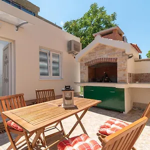 Appartement Small Private House With A Terrace In, Trogir